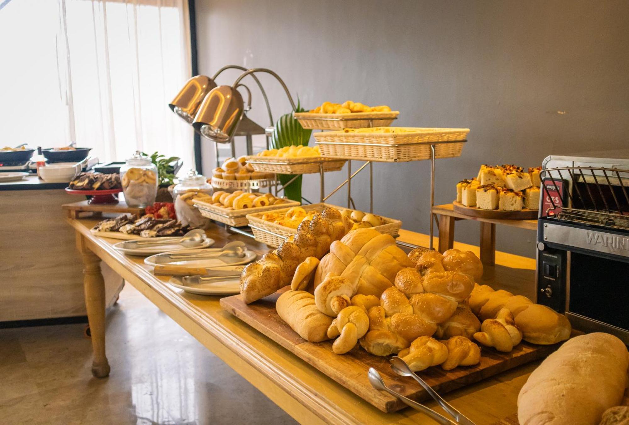 Hotel Caribe By Faranda Grand, A Member Of Radisson Individuals Cartagena Exteriér fotografie A bread buffet